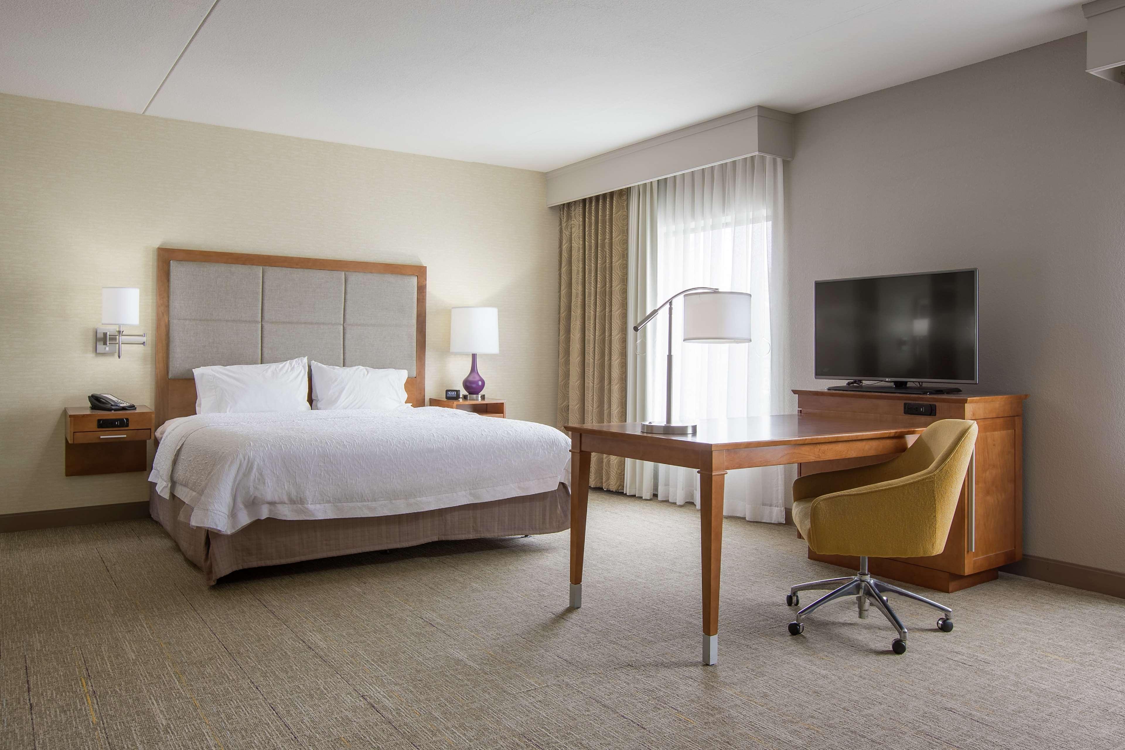 Hampton & - Papermill Drive, Tn Hotel 3*